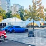 Для автошоу установили более 20 различных тентов