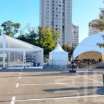 Шатры смонтировали на парковке перед ТРЦ Retroville