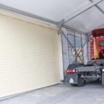Ролетні ворота, що встановлені в тентовій конструкції