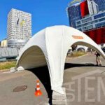 Тенты для фестиваля установили возле Дворца Спорта