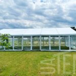 Завдяки прозорим стінкам у весільному наметі гості мали змогу насолоджуватися чудовими краєвидами